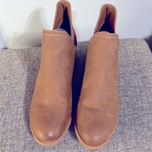 Universal Threads tan ankle boot, size 11. - Picture 3 of 12